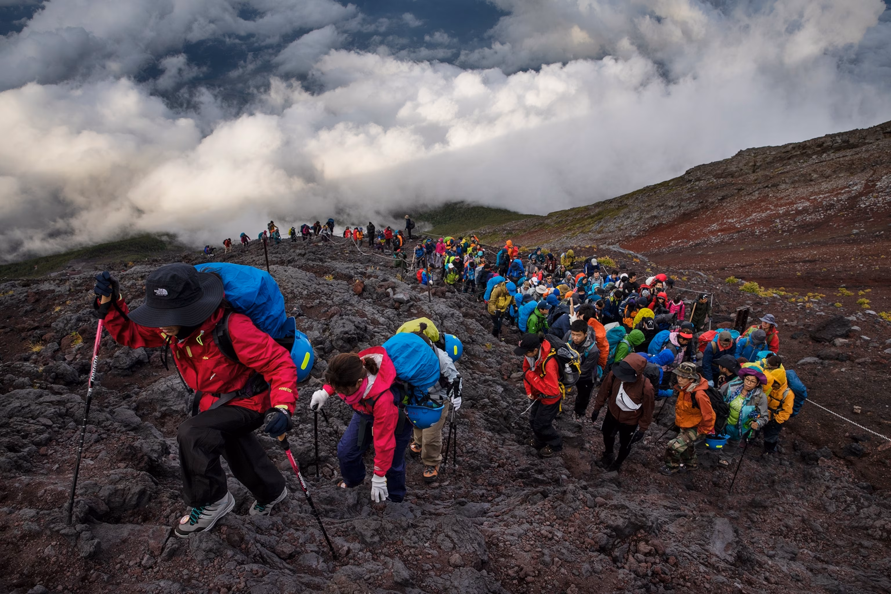 富士山登山ルートを歩く登山者